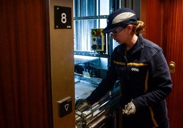 Los técnicos de ascensores: «La Policía nos reclutaba por la calle»