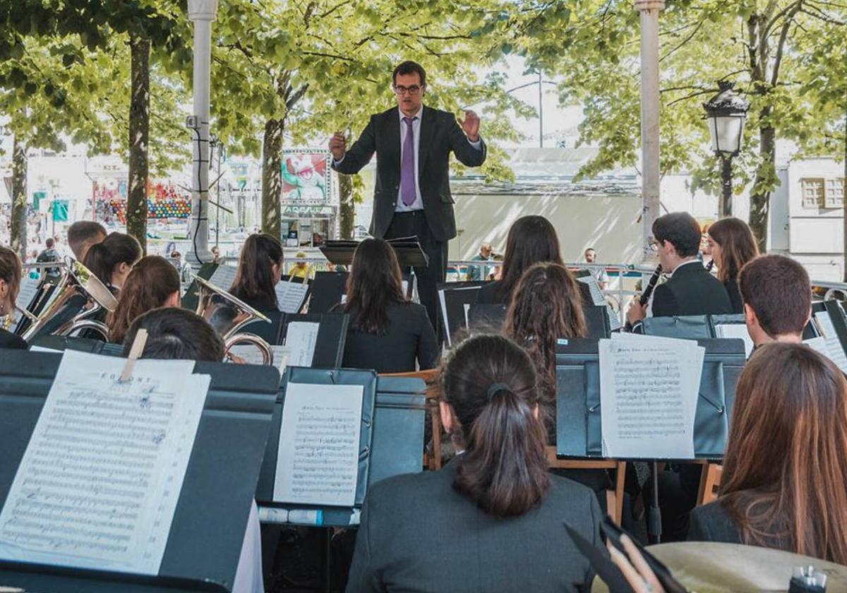 Más de una decena de creadores vascos salen en defensa de la banda de música de Lekeitio y de su director