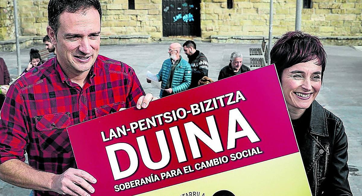 El líder del sindicato ELA, Mitxel Lakuntza, y la de LAB, Garbiñe Aranburu, presentan una iniciativa conjunta en 2019.