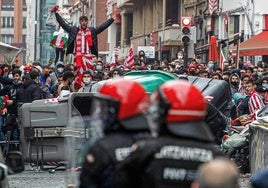 Agentes de la Brigada Móvil se mantienen a distancia de varios jóvenes que estaban provocando incidentes en la calle Licenciado Poza.