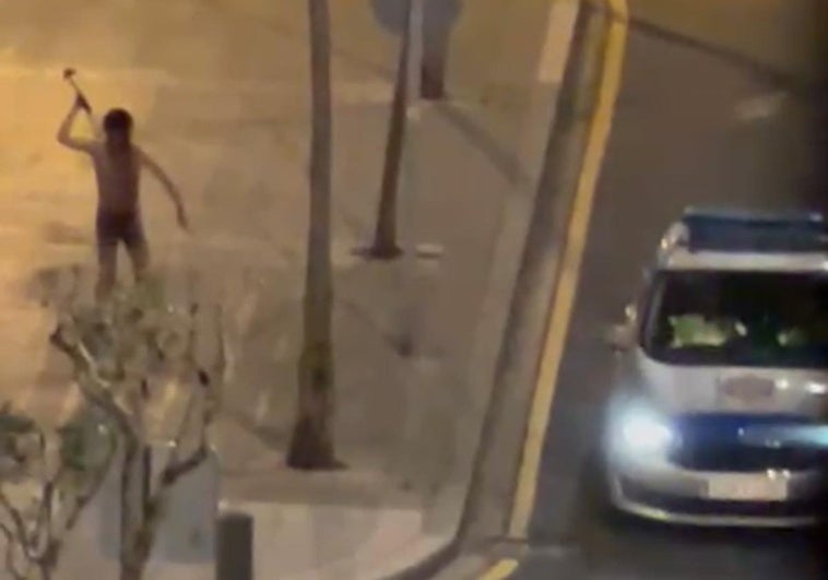 Vecinos de Santutxu increpan a una patrulla de la Policía de Bilbao por no actuar contra un alborotador