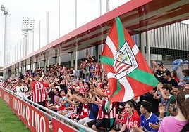 La afición anima al equipo en Lezama.