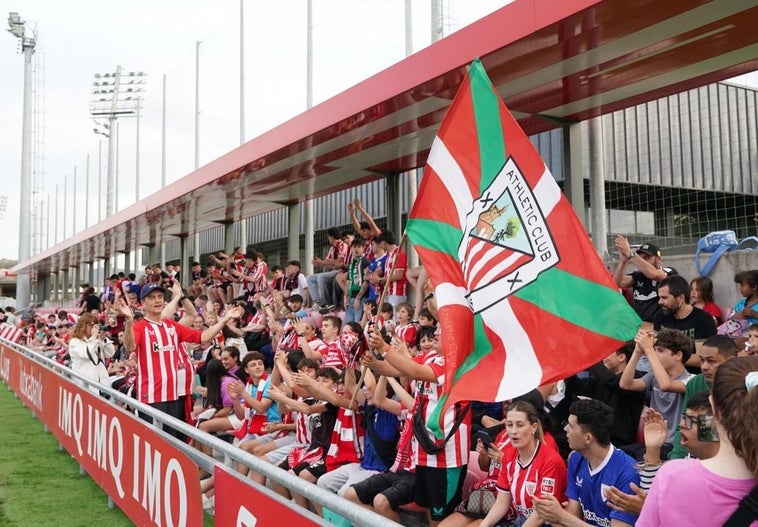 La afición anima al equipo en Lezama.