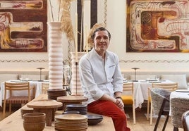 Enrique Valentí en la sala de Restaurante Adobo.