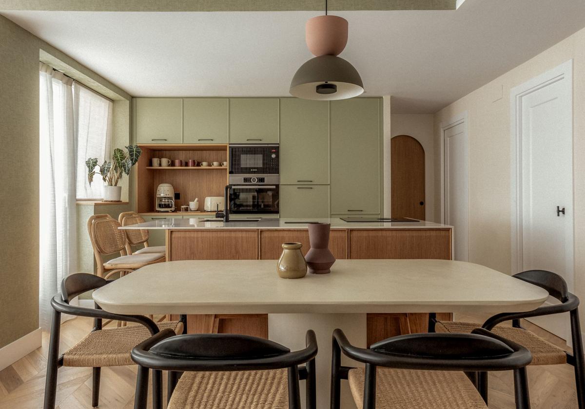 El piso en Barakaldo con la cocina verde de una pareja y sus dos hijos convertido en un refugio de paz.