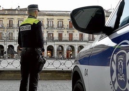 Un policía local, en Vitoria.