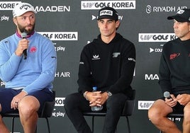 El de Barrika, en rueda de prensa con Joaquín Niemann y Sergio García.