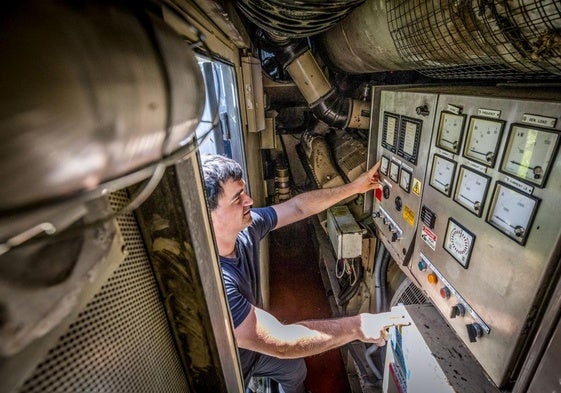 Jon Errasti, técnico gestor de Aramaioko Argindar Banatzailea, opera con el generador eléctrico de Aramaio