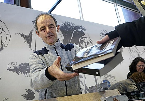 Arretxe firma ejemplares en la Azoka de Durango.