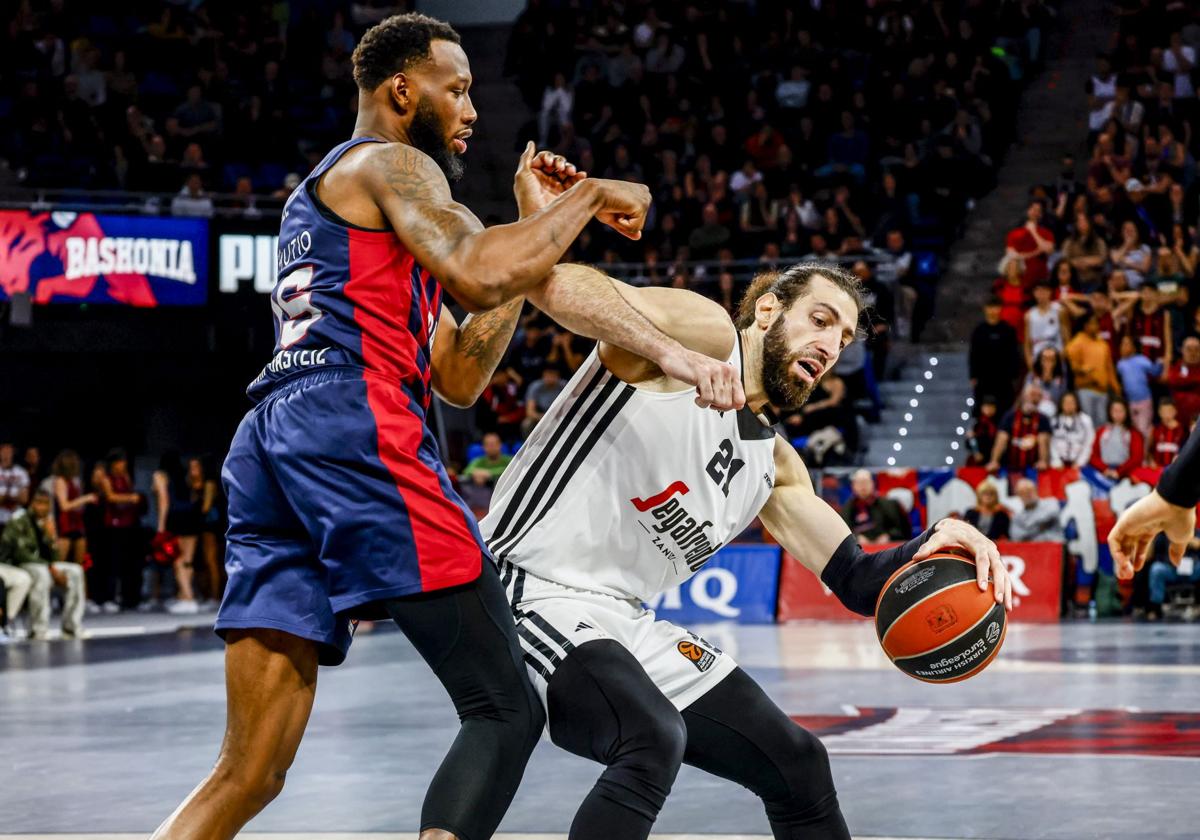 Shengelia postea con Hall durante el encuentro entre la Virtus y el Baskonia en el Buesa.