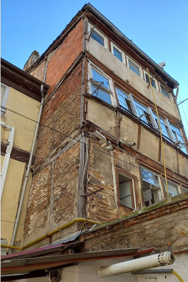 La parte trasera del edificio está abombada
