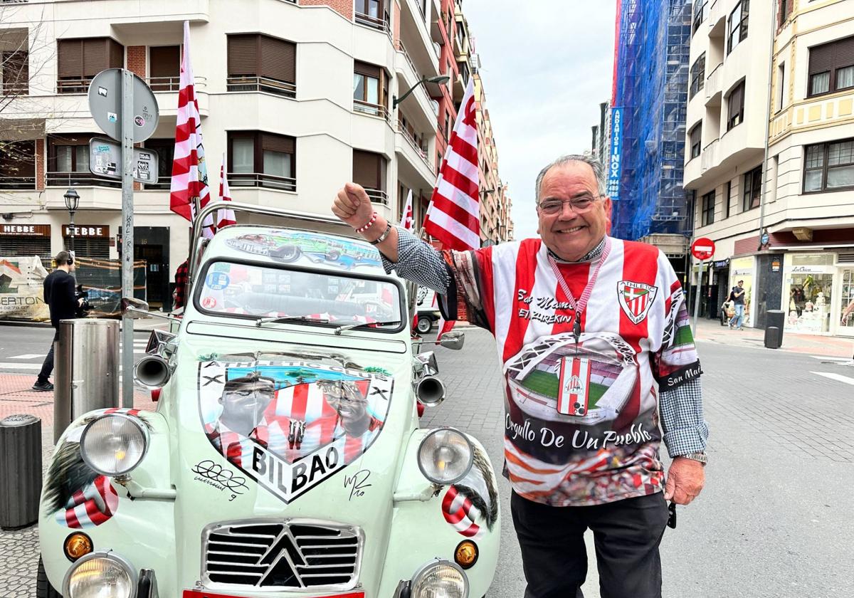 El aficionado que recorre todo Bilbao con un dos caballos del Athletic