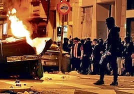 Radicales cruzaron e incendiaron contenedores tras el anterior partido europeo en Bilbao.