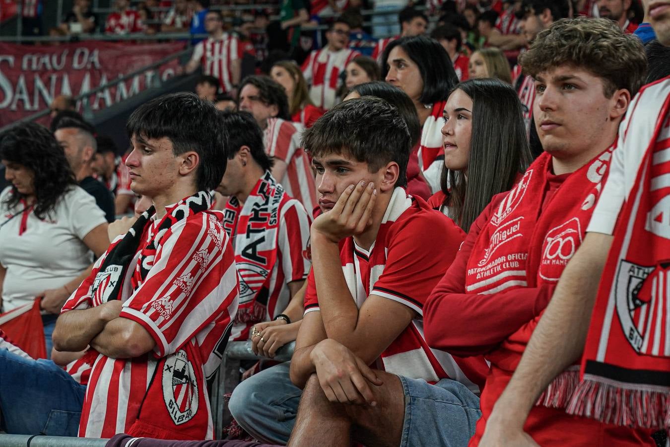 Las imágenes del partido y desolación en la grada