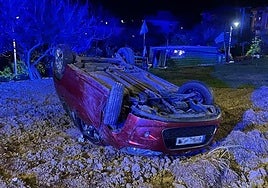 Imagen del coche volcado tras la persecución policial en Leioa