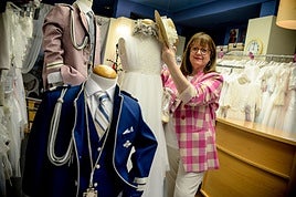 Gaizkane Florín, junto a unos maniquís en su tienda del Casco Viejo, Deye Moda Infantil.