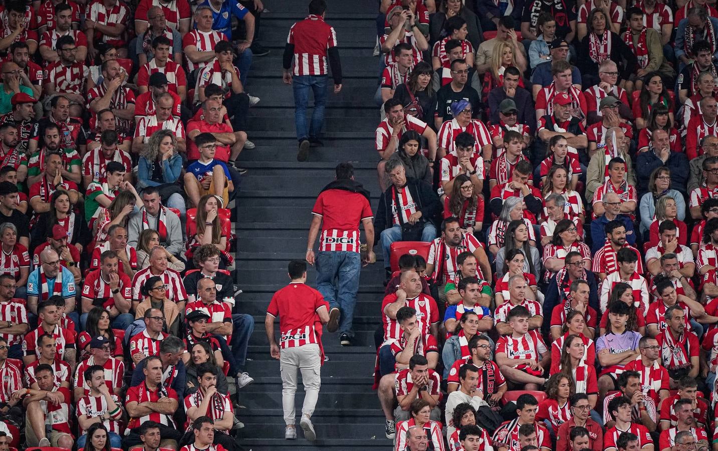 Las imágenes del partido y desolación en la grada