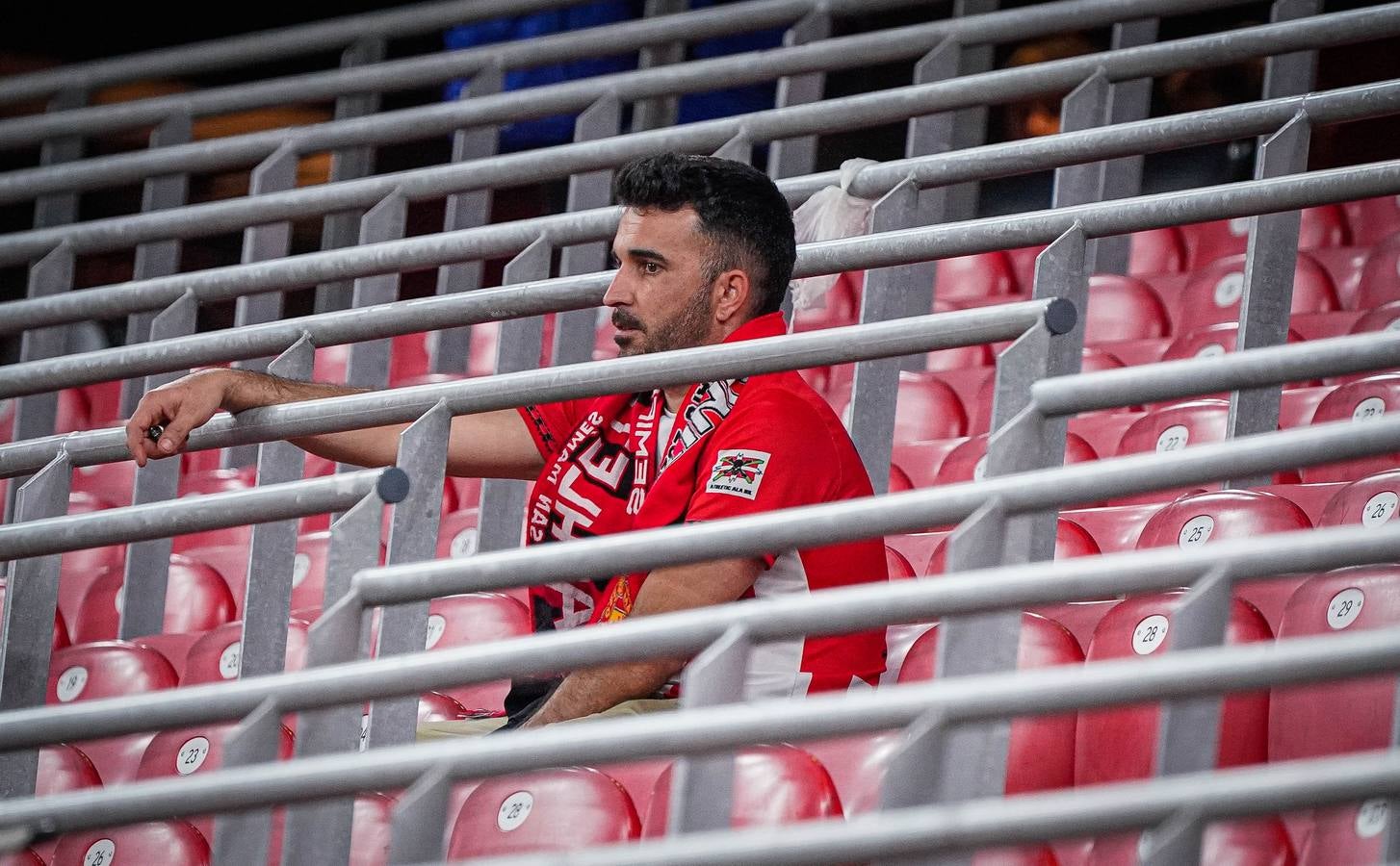 Las imágenes del partido y desolación en la grada