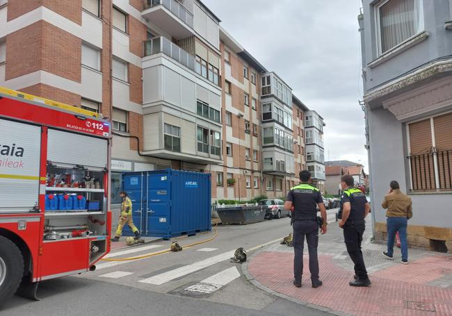 Los bomberos trabajan en la zona donde ha ocurrido el incendio.