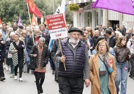 Un hombre reclama sueldos y pensiones dignas en la manifestación de LAB en Vitoria