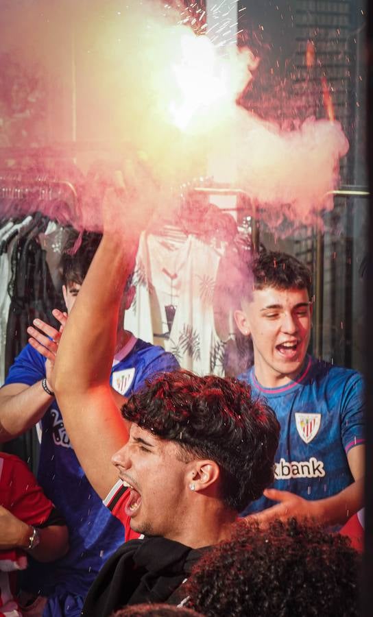 Una afición entregada a los jugadores en Moyua