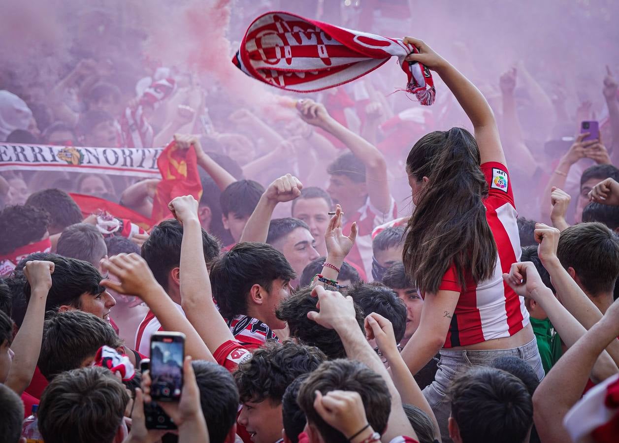 Una afición entregada a los jugadores en Moyua