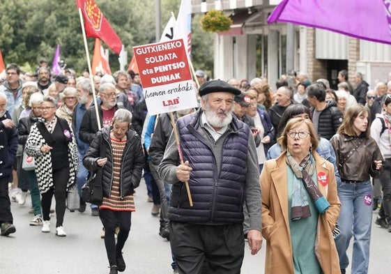 La manifestación de LAB ha recorrido el centro de Vitoria