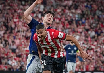 Otra jugada que enciende a San Mamés: el agarrón de Maguire a Maroan que no le cuesta la roja al central