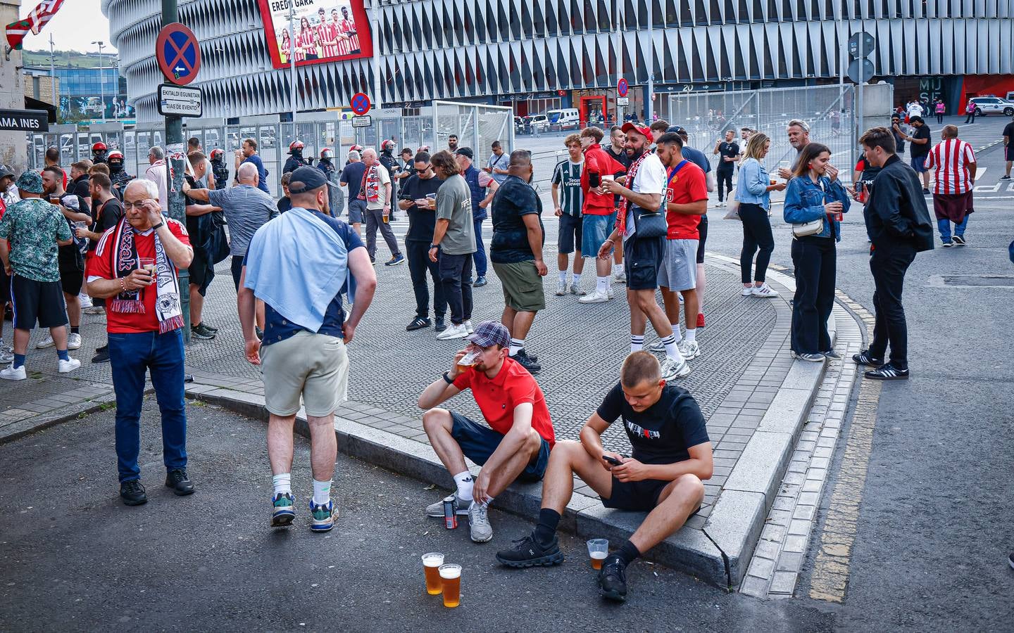 La afición del Manchester se suma a la fiesta en Bilbao