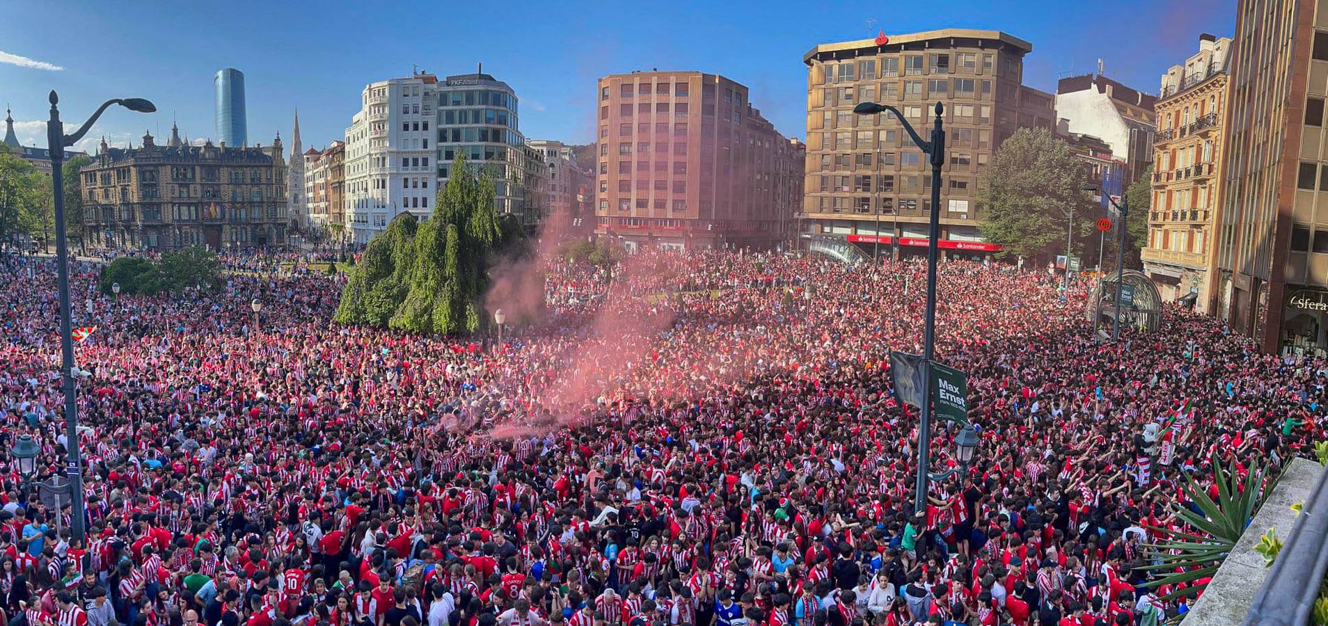 Una afición entregada a los jugadores en Moyua