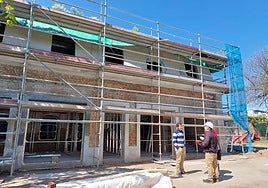 El concejal Gorka Zubiaurre junto al técnico municipal Aitor Rancaño, a las puertas del edificio construido en 1917.
