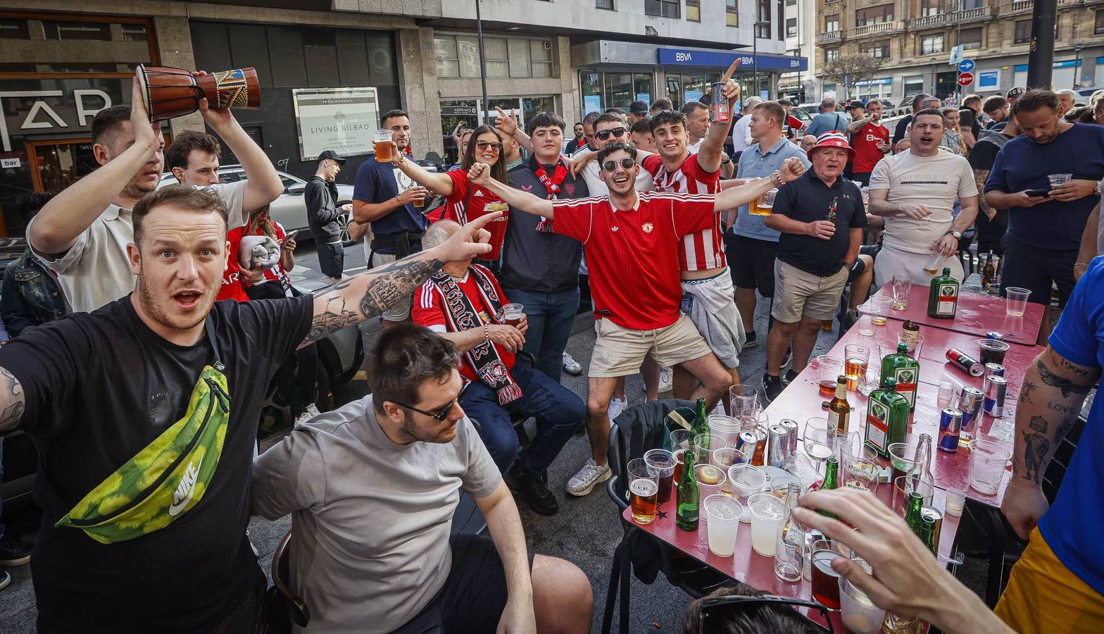 La afición del Manchester se suma a la fiesta en Bilbao