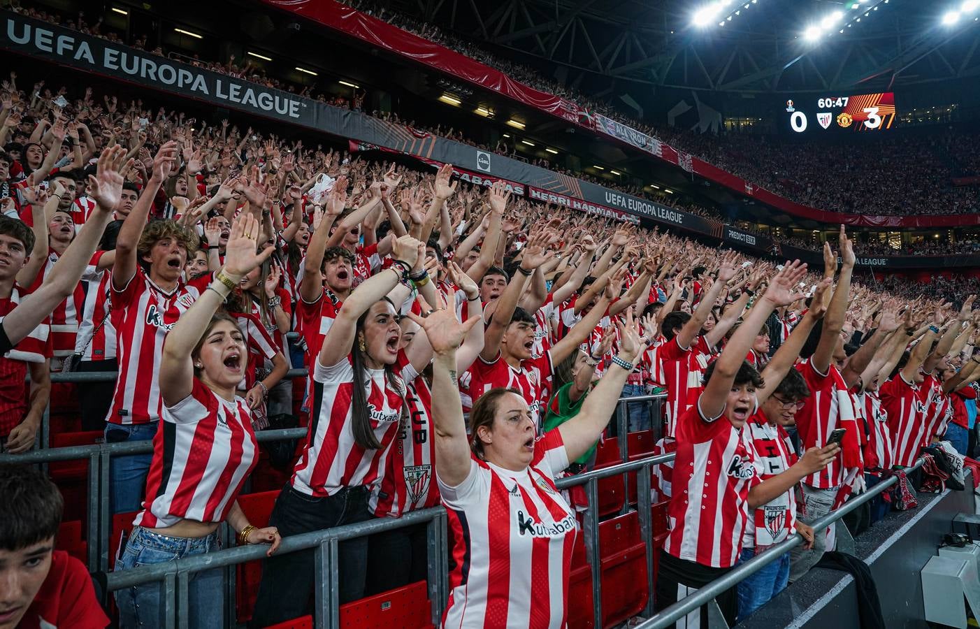 Las imágenes del partido y desolación en la grada