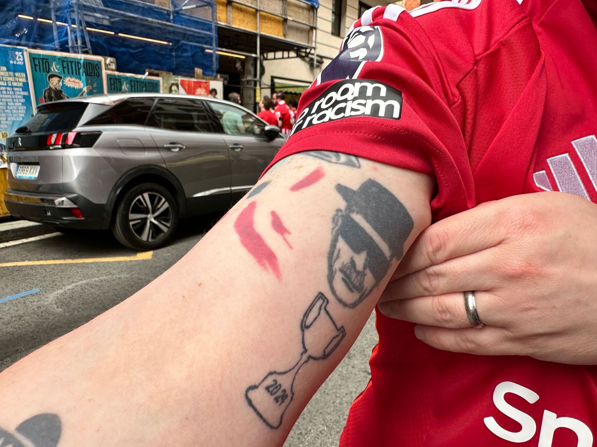 Damian luce varios tatuajes en honor al Athletic.