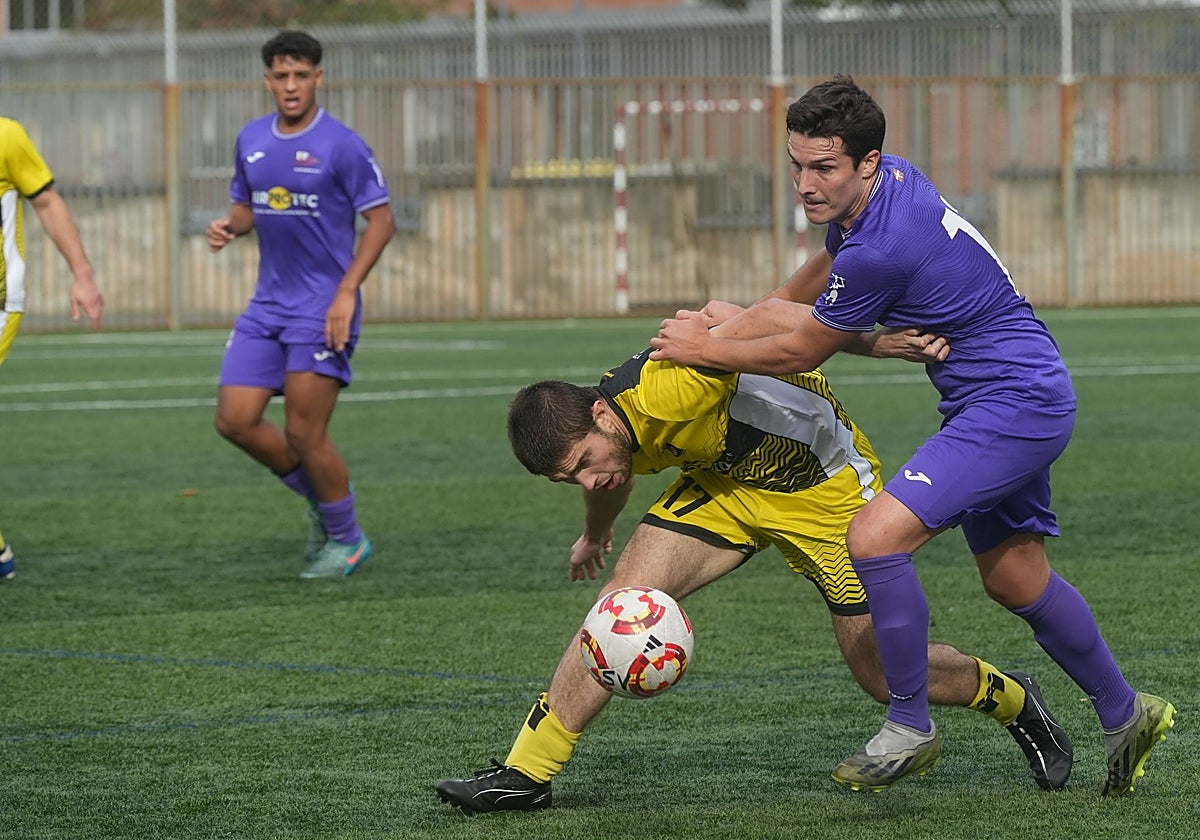 Mikel Zatón pugna con un jugador del San Viator durante esta temporada.
