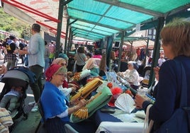 Un grupo de mujeres participa en una demostración de arte de bolillos en una edición anterior de la feria de Ibarrangelu.