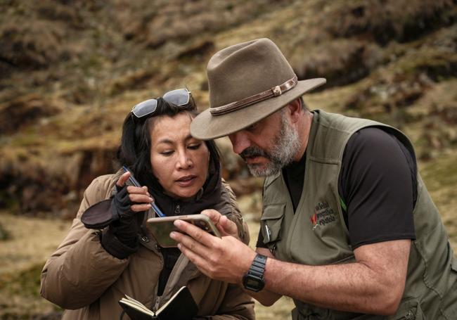 Geanette Guzmán Vinatea y Miguel Gutiérrez Garitano consultan sus notas a pie de yacimiento.