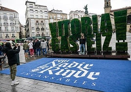 Unas turistas sacan fotos en el seto 'green' de Vitoria.