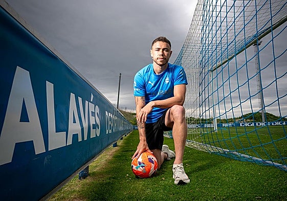 Conechny posa en Ibaia después del entrenamiento del jueves del Deportivo Alavés.