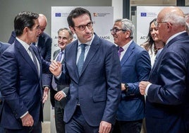 El presidente de BBVA, Carlos Torres, el ministro de Economia, Carlos Cuerpo, y el presidente del Banco Sabadell, Josep Oliu.