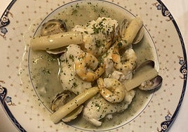 Parte del equipo del D. 0. Arriba, Antonio Martínez López y los propietarios Rubén Arkoiza (maître) y Natxo Monge (cocinero). Debajo, María 'Ana' Pérez y Tatiana Cardoso.