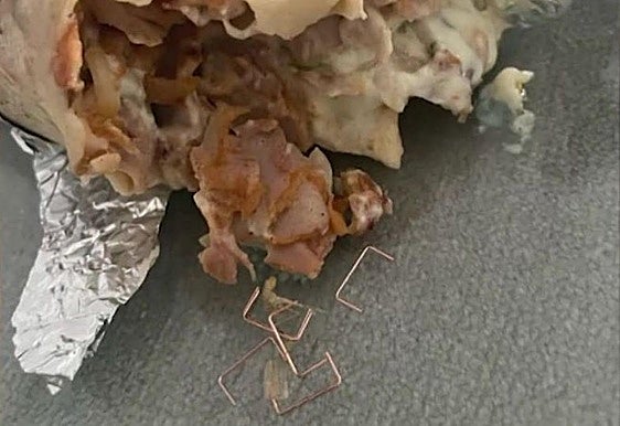 Ingresada una menor tras comer un kebab con grapas en su interior