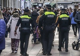 Agentes de la Policía Local patrullan por el centro de Vitoria.