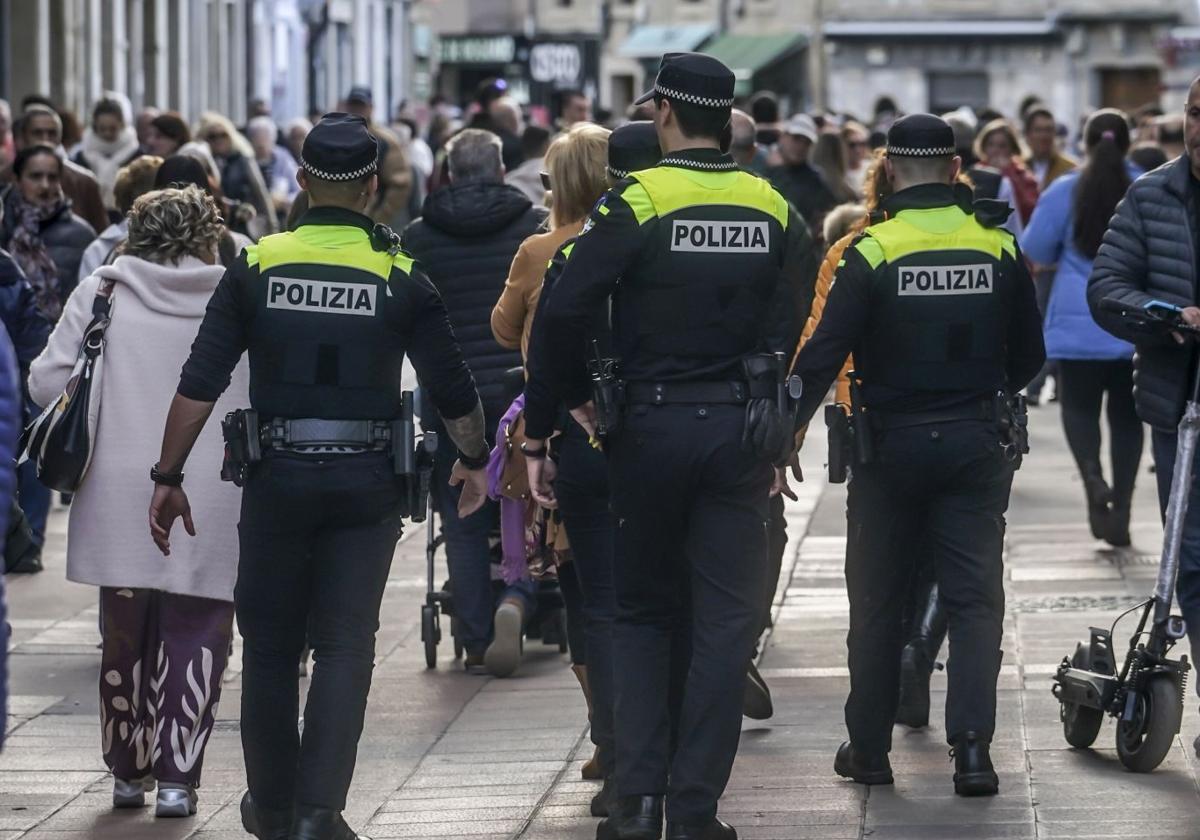 Le arrestan en Vitoria por «golpear en varias ocasiones» a un agente de la Policía Local