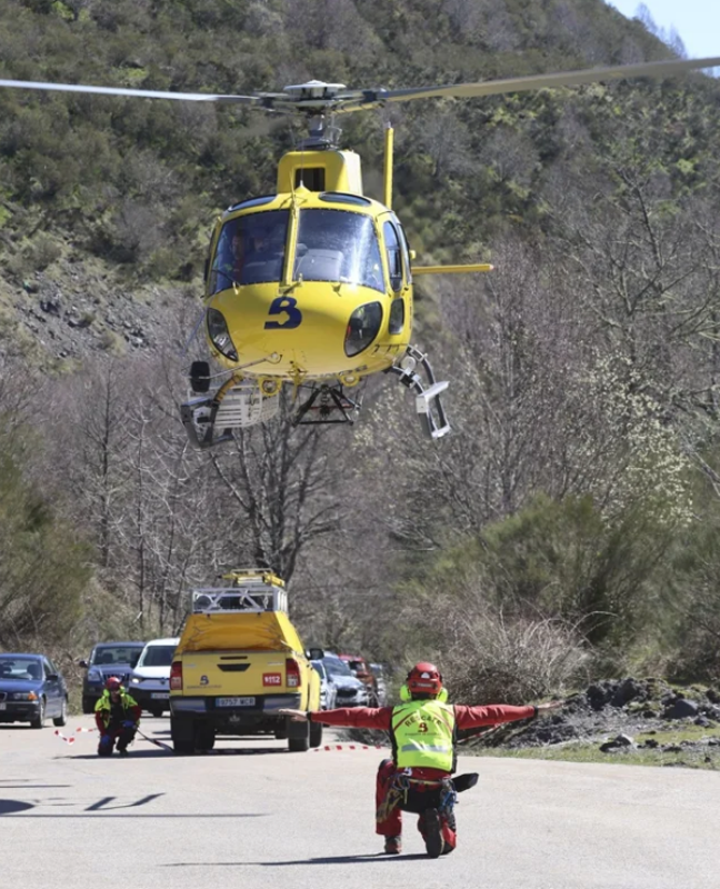 El helicóptero accidentado en Tanes, en Cerredo, el día del accidente de la mina de Blue Solving.