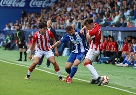 Aimar Duñabeitia y Aingeru Olabarrieta luchan por un balón en El Toralín.