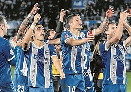 Los jugadores del Alavés celebran junto a la grada de Mendizorroza el triunfo en el derbi contra la Real Sociedad.