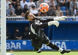 Sivera se estira para evitar el gol de Lenglet.