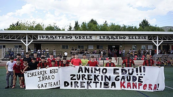 Los futbolistas del Iurretako juvenil apoyan al menor que denunció al padre de un compañero de equipo por agredirle