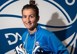 Leyre Monente posa en el vestuario de Ibaia tras una sesión.